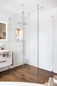 Begehbare Dusche mit Glasabtrennung und Bodenfliesen in Holzoptik