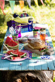 Picknick mit Wassermelone und Caprese-Brot
