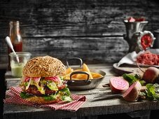 Selbstgemachter Fitness-Burger mit Vollkornsemmel, Salat & Rote Bete