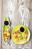 Tuna skewers with mango and spring onions