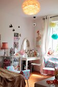 Romantisches Mädchenzimmer mit Schminktisch und Polstermöbeln mit Flamingomuster