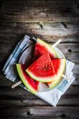 Wassermelonenscheiben am Stiel