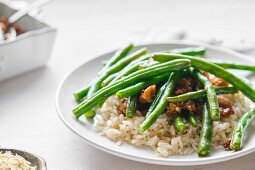 Rindfleisch mit Reis und grünen Bohnen