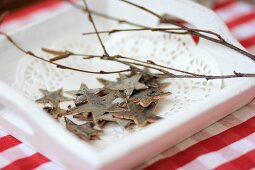 Star decorations made from bark on wooden tray