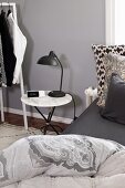 Nachttisch mit Marmorplatte im Schlafzimmer in Grautönen