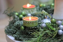 Selbstgeschmückter Adventskranz mit grünen und silbernen Dekokugeln