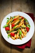 Penne mit Kirschtomaten und grünem Spargel