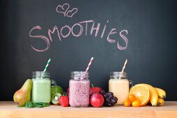 Drei verschiedene Smoothies mit Früchten