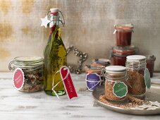 Selbstgemachte Weihnachtsgeschenke: Gewürzsalz, Feigensenf, Kräuteröl und Provence-Risotto