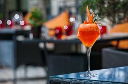 Cocktail mit Melone & Karotte auf Terrassentisch (Buddha-Bar Hotel, Paris)