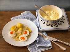 Mustard eggs with salted potatoes