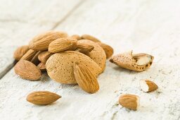 A pile of almonds, shelled and unshelled (close-up)