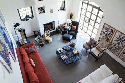 Blick von oben auf eklektischen Wohnbereich in renoviertem Landhaus mit Flair