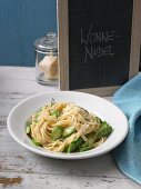 Spaghetti with asparagus carbonara