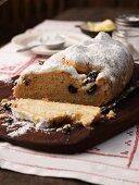 Angeschnittener Christstollen