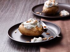 Baked potatoes with Gorgonzola cream and pine nuts