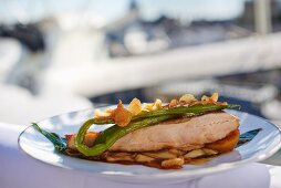 Guinea fowl with green beans