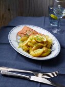 Salmon fillet with lemon potatoes