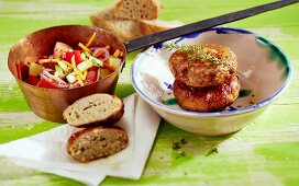 Andalusian vegetable salad with turkey burgers