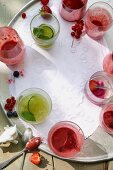Sommergetränke in Gläsern auf Tablett, teilweise ausgetrunken