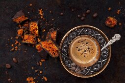 Honeycomb mit Schokoladenglasur zum schwarzen Kaffee