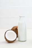 Kokosmilch in einer Glasflasche