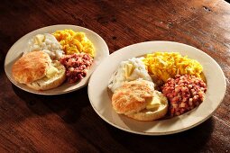 Rührei mit Corned Beef Hash, Grits und Biscuit