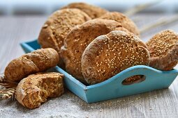 Sesambrötchen auf Holztablett