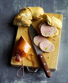 Selbstgemachte Mortadella mit Pistazien