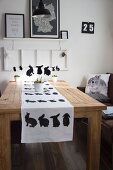 Moderner Oster-Tisch in Schwarz-Weiß mit Hasen-Deko