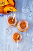Kürbis-Orangen-Marmelade in Gläsern