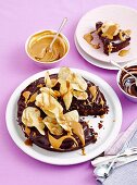 Brownie-Kuchen mit Karamellcreme und knusprigen Kartoffelchips
