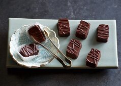 Creamy pralines with cocoa nibs
