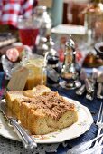 Apfel-Kardamom-Streuselkuchen mit gesalzener Butterscotchsauce zum Winterpicknick (Südafrika)