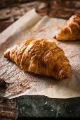 Croissants auf Backpapier