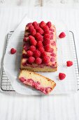 Zitronenkuchen mit Himbeeren, angeschnitten