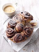 Mohnschnecken mit Pflaumenmarmelade und Puderzucker zum Kaffee