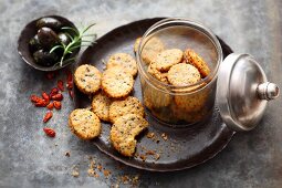 Oliven-Cracker mit Chili & Parmesan