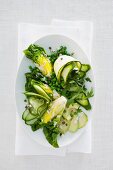 Grüner Gemüsesalat mit Erbsen, Zucchini, Gurken und Avocado