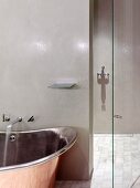 Designer-Badewanne im Retro Industriestil und begehbare Dusche in Badezimmer mit polierter, grauer Wandlasur