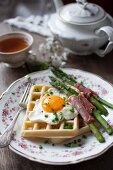 Herzhafte Waffeln mit Spiegelei, Spargel im Schinkenmantel und Schnittlauch