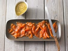 Gebeizter Lachs mit Senf-Dill-Sauce