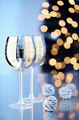 Zwei silberfarbene Weingläser mit weihnachtlichem Motivaufdruck
