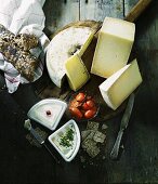 Käsestilleben mit Vollkornbrot, Tomaten und Knäckebrot