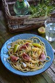 Pasta con i fichi (spaghetti with figs, anchovies and rosemary, Italy)