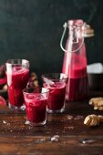 Rote Bete Saft in Flasche und Gläsern