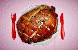 Crispy roast pork with plastic cutlery (seen from above)