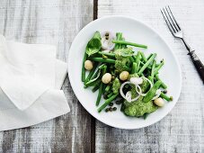 Grüne Bohnen mit Macadamia-Kräuter-Pesto