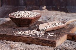 Dreifarbige Quinoa auf Holzbrett