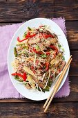 Nudelsalat mit gebratenem Schweinefleisch, Bambussprossen, Paprika, Pilzen, Bohnen und Sesam (China)
